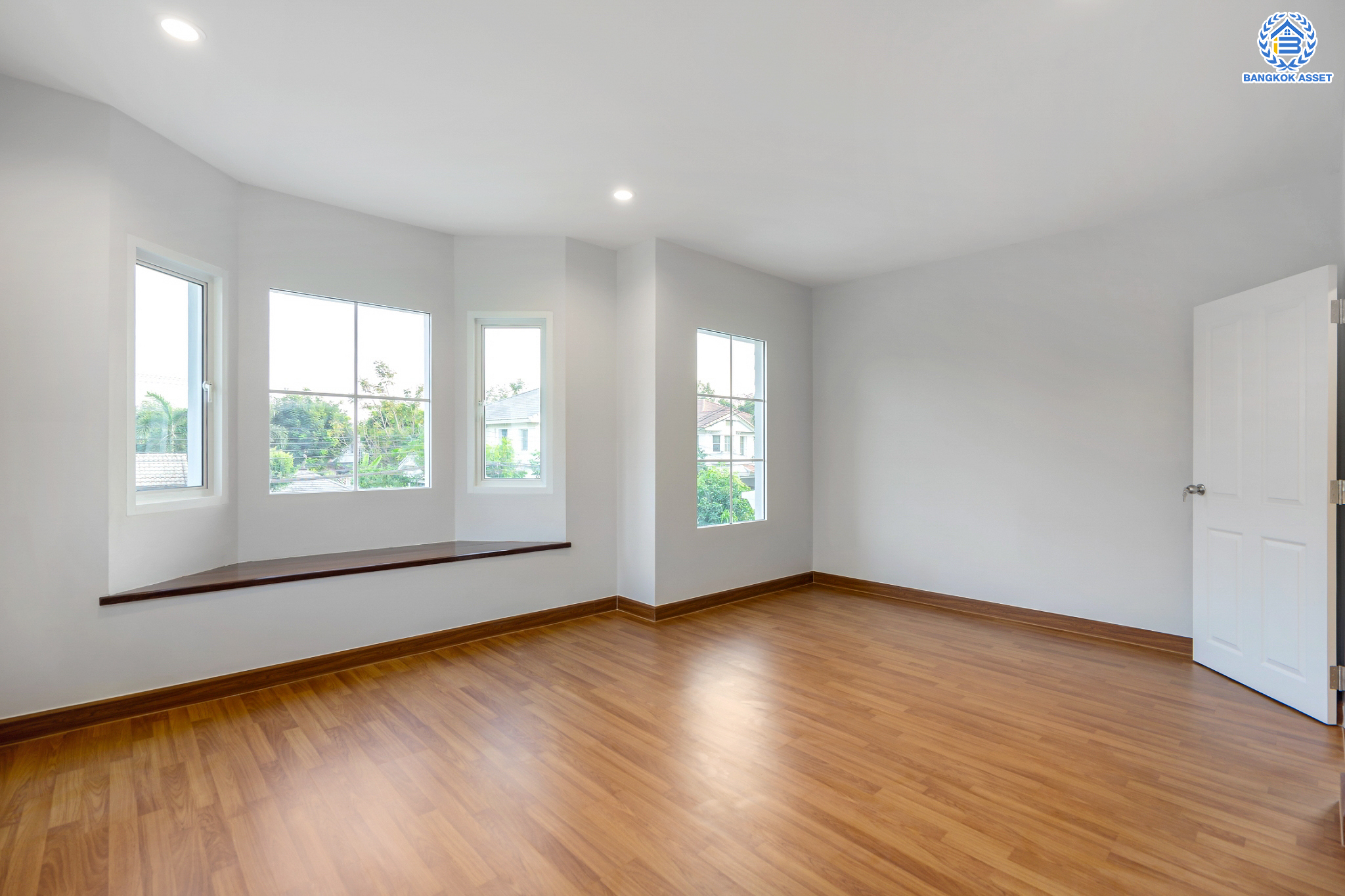 บ้านมือสองตกแต่งใหม่ ม.ชัยพฤกษ์ บางบัวทอง บ้านเดี่ยว แบรนด์ LH  เนื้อที่ 92.9 ตร.ว. ฟังก์ชัน 3 ห้องนอน 3 ห้องน้ำ จอดรถได้ถึง 4 คัน มีพื้นที่บริเวณบ้านกว้างขวางกว่า 232 ตร.ม. พร้อม Facilities ครบครัน บนทำเลเดินทางสะดวก ติดถนนบางกรวย-ไทรน้อย ใกล้เซ็นทรัลเวสต์เกต และรถไฟฟ้าสายสีม่วง "สถานีบางพลู"